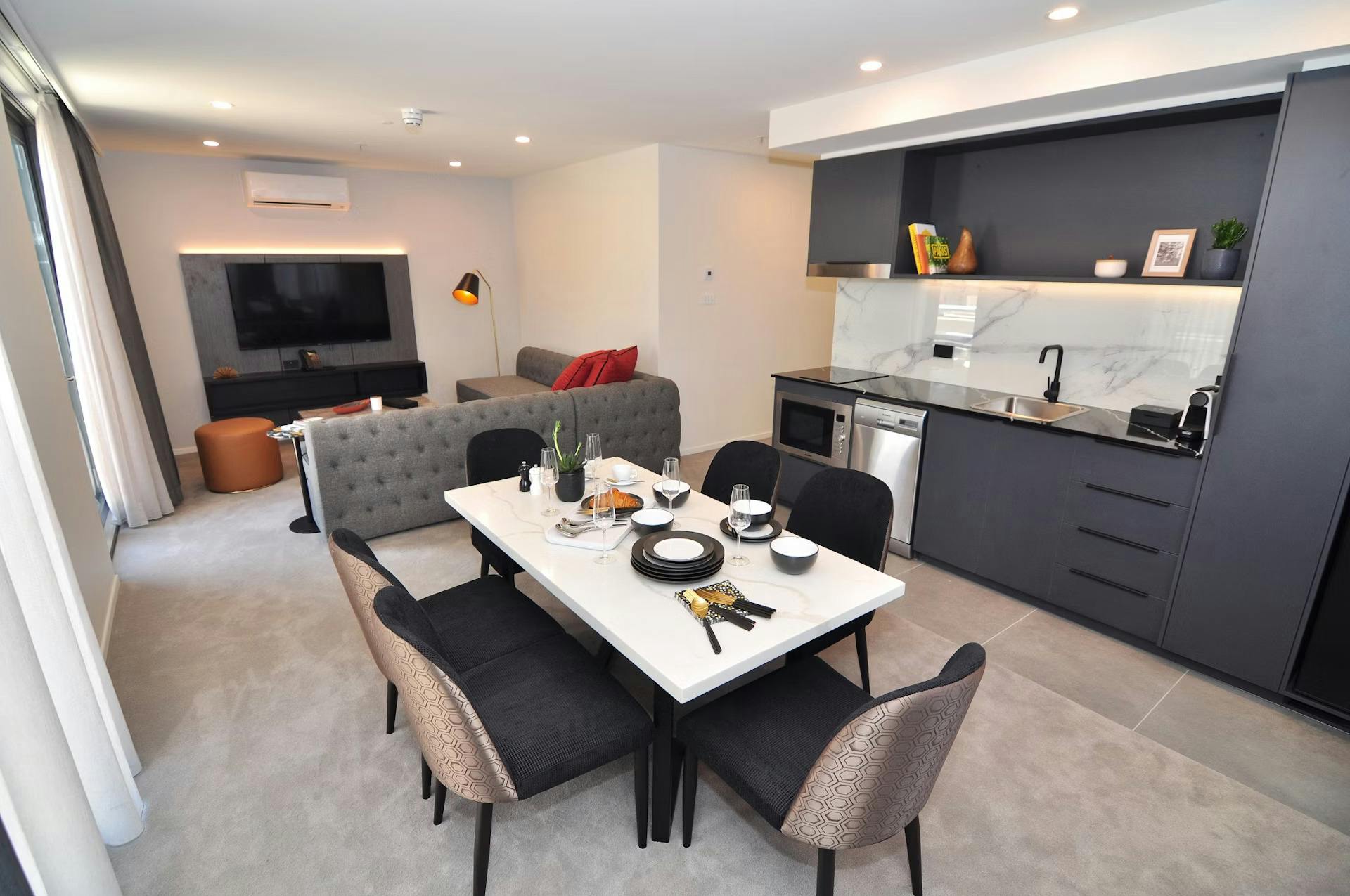 Deco Two Bedroom Apartment Suite